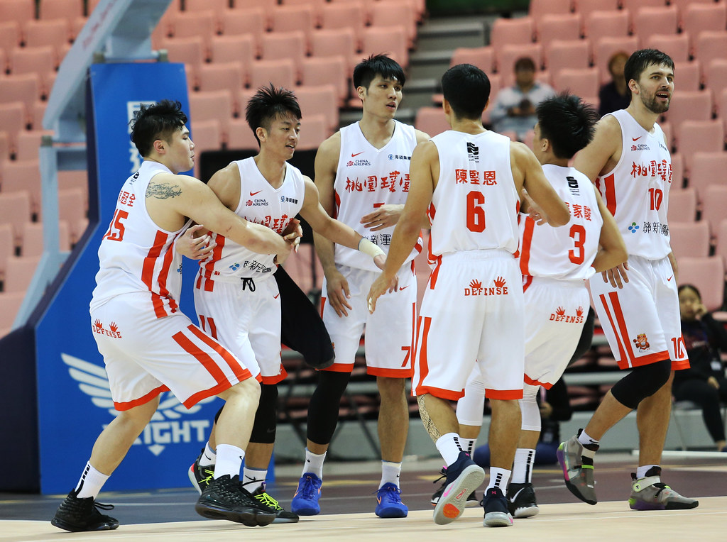 李啟瑋神之握　簡偉儒飆關鍵3分