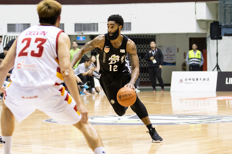 杰倫楊驚人大三元　夢想家3分噬狼