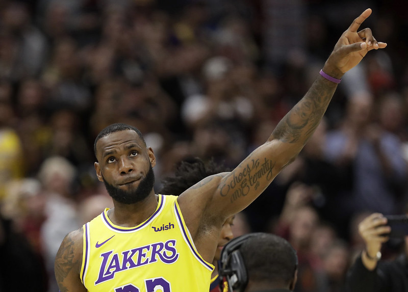 LeBron、Kuzma率領湖人7連勝　Doncic怒撕球衣