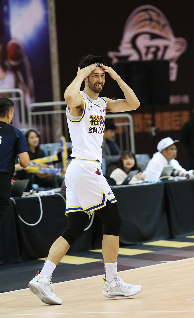 簡浩新慶祝姿勢　靈感來自Caruso