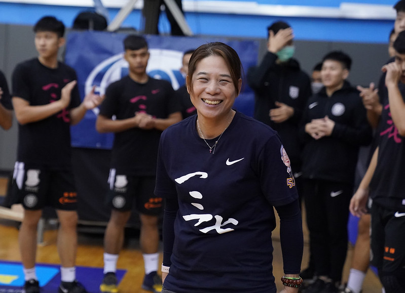 義守轟破百分奪勝　送小娟姐生日大禮