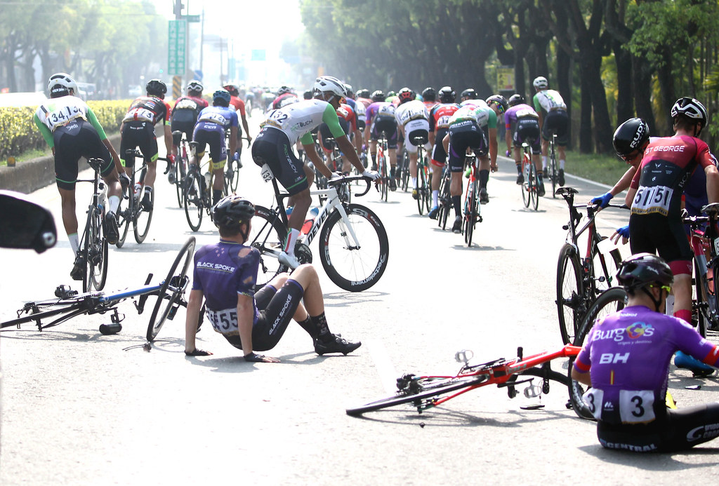 環台賽中華隊摔車、鋼絲斷裂　馮俊凱力守藍衫