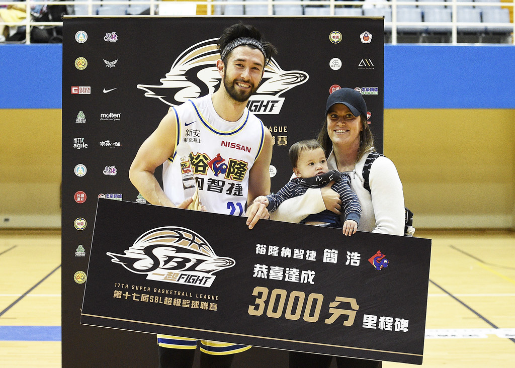 簡浩盼收第6戒　學Jordan拍照炫耀