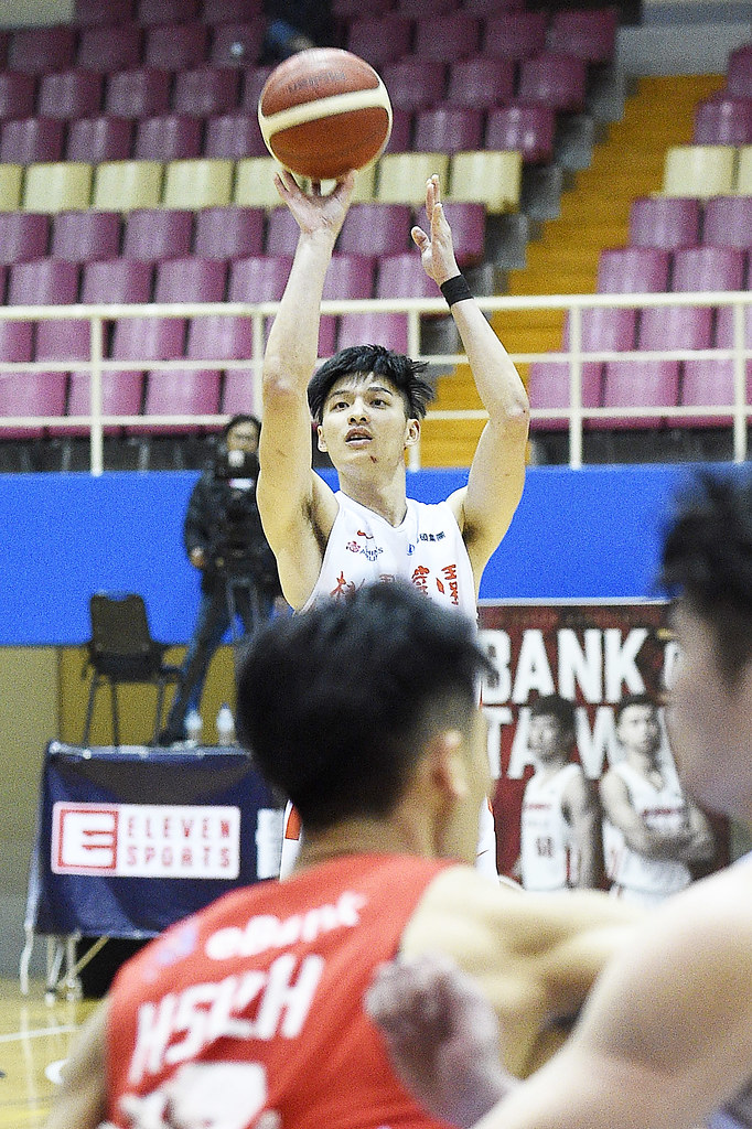 喉部被踢沙啞　李啟瑋扮第4節先生