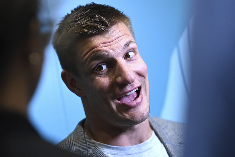 疫情影響閉門打　Gronkowski擔任「摔角狂熱」主持人
