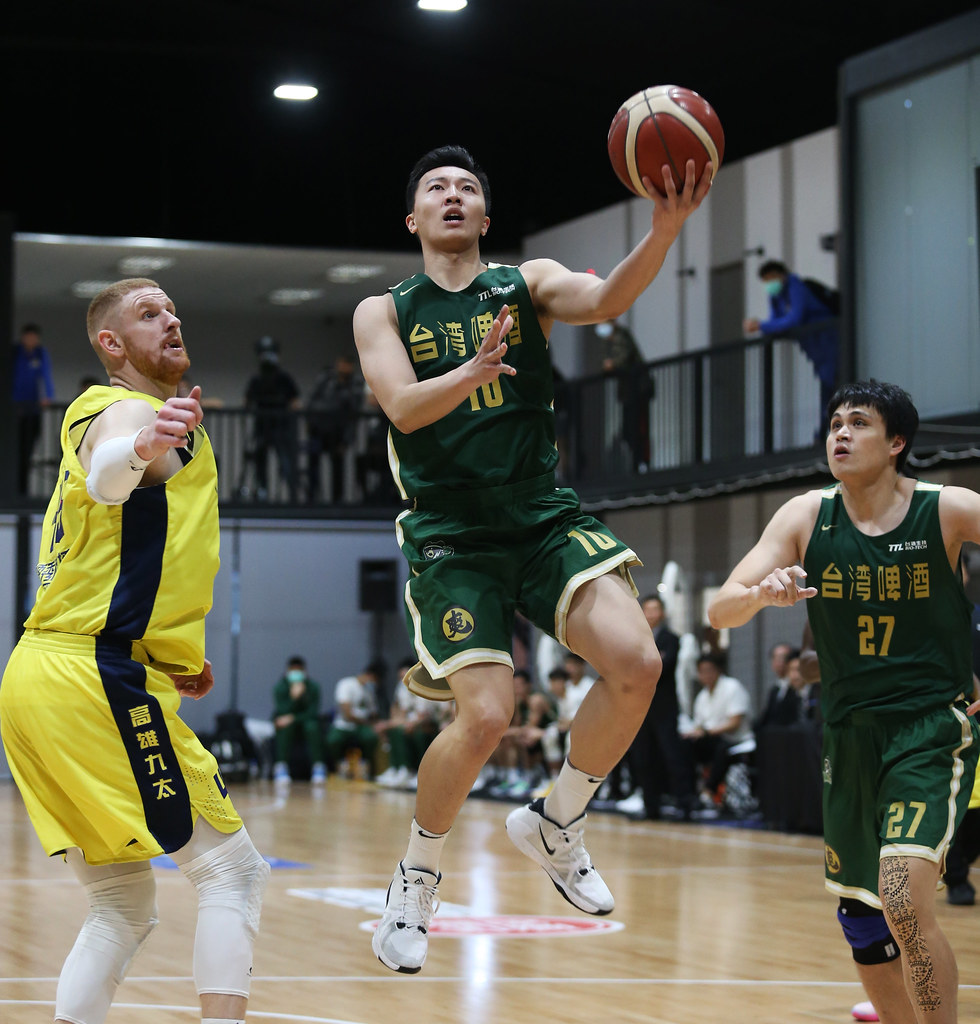 簡祐哲改打控球　台啤9連勝破隊史