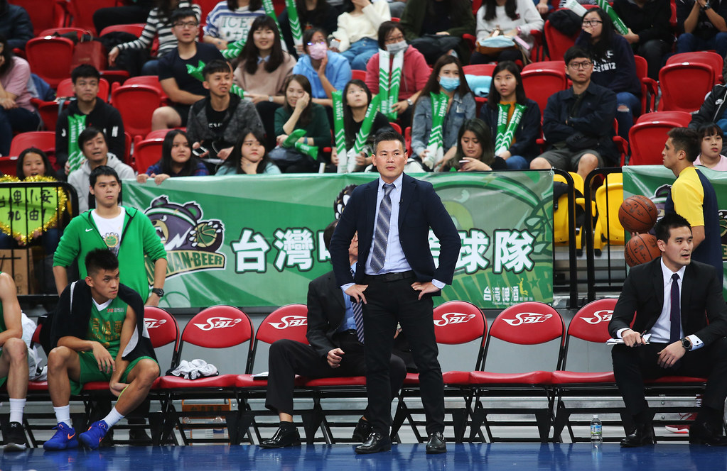 首獲最佳教練　周俊三謝家人忍臭臉