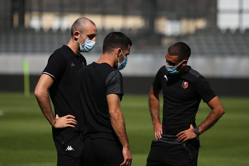 因應疫情新規定　故意咳嗽領紅牌