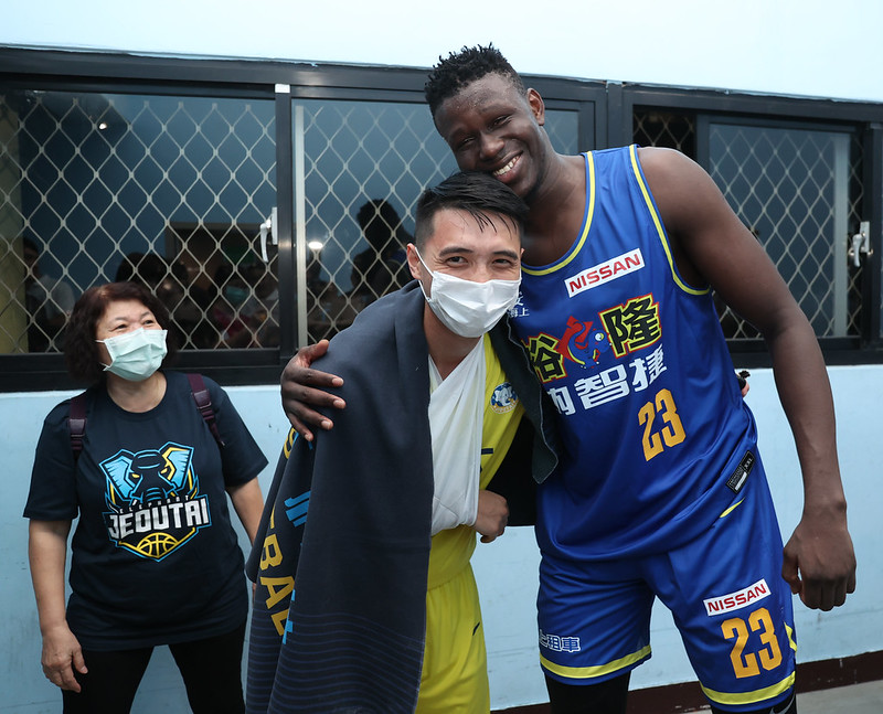 李漢昇右肩脫臼　預計休1個月