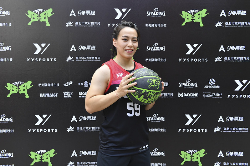 舉重女神有籃球夢　郭婞淳大秀球技