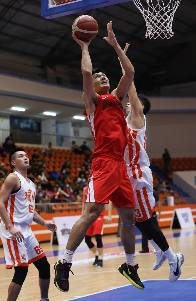 不甘輸給中華白　謝宗融爆氣轟24分15籃板