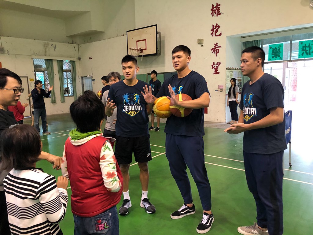 九太赴花蓮特教學校獻愛　于煥亞被感動