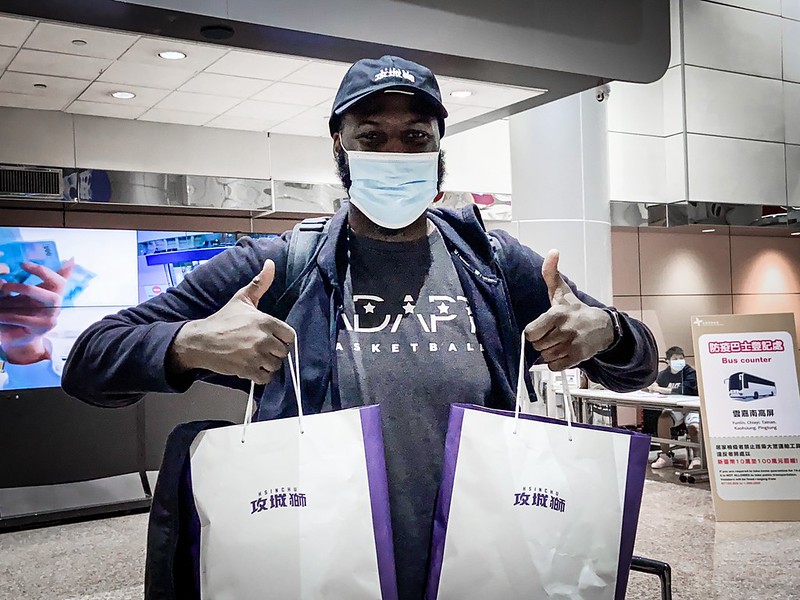 攻城獅「雷」之呼吸　新洋將雷特抵台