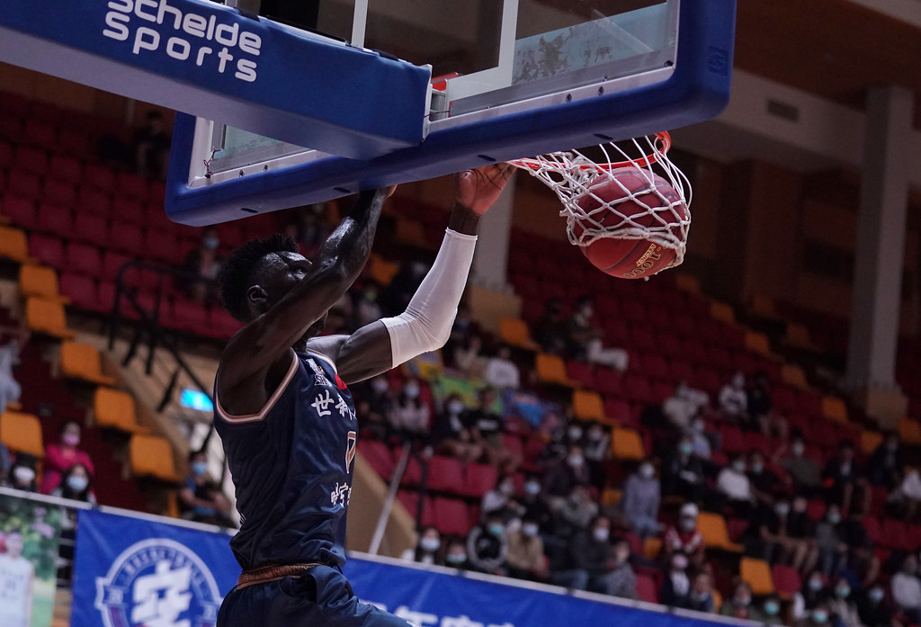 阿巴西成新台灣人　爆扣慶祝世新2連勝