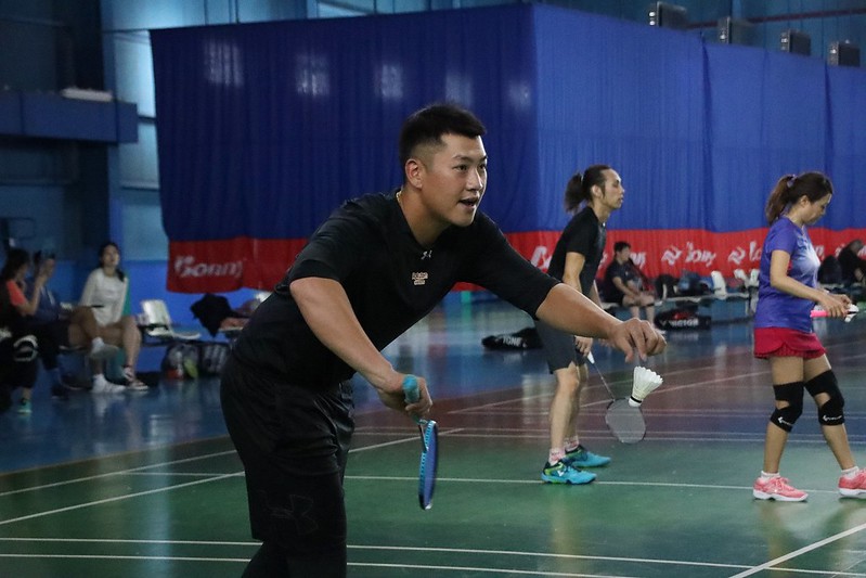 轉戰羽壇？　梁家榮斜槓練羽球