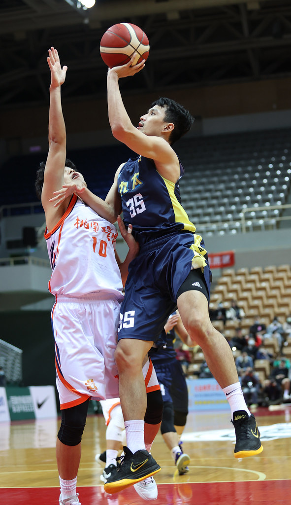 板凳暴徒余純安　扮氣氛製造機