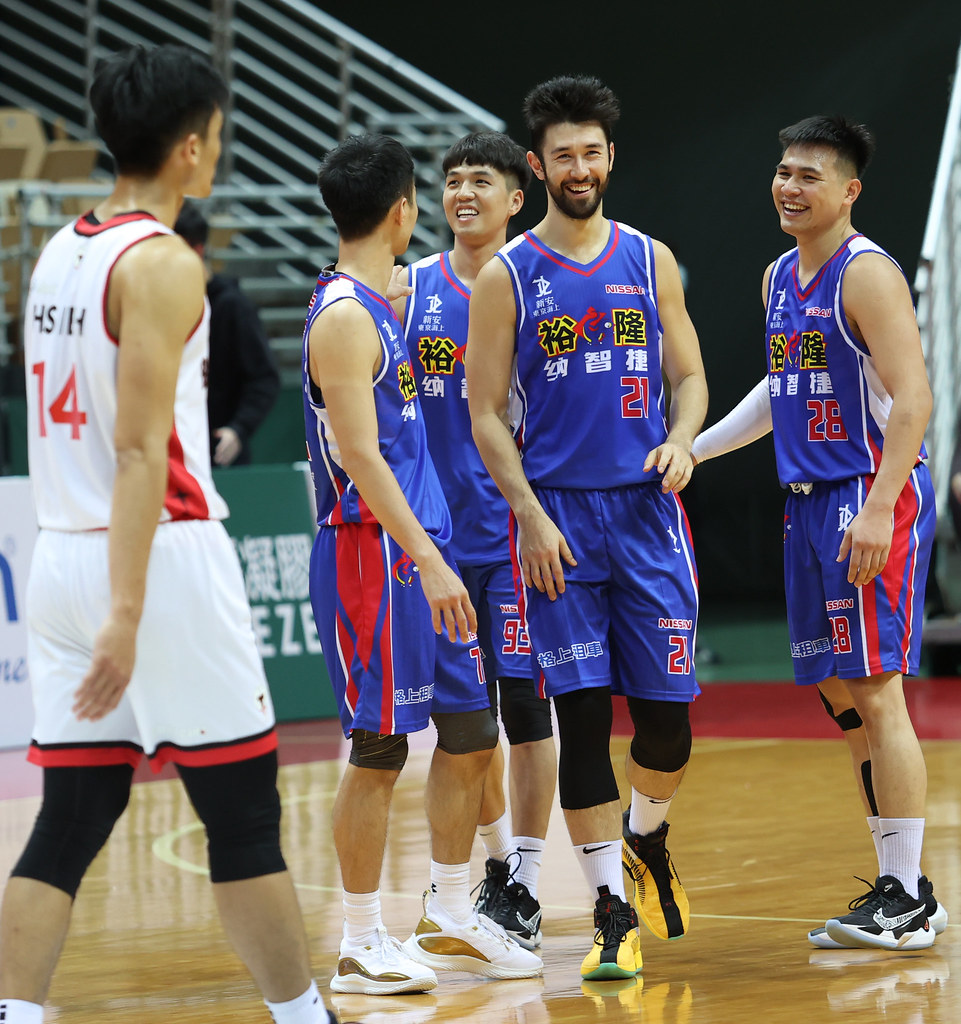 神槍手簡浩藏子彈　超大號3分球致勝