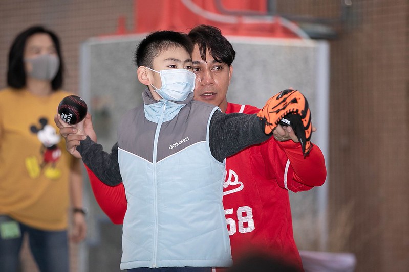 味全龍校園巡迴　千名學生體驗棒球樂趣