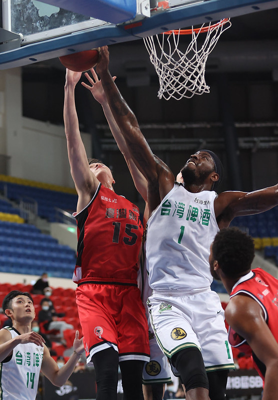 台銀艾爾文傷退　台啤9連勝平隊史