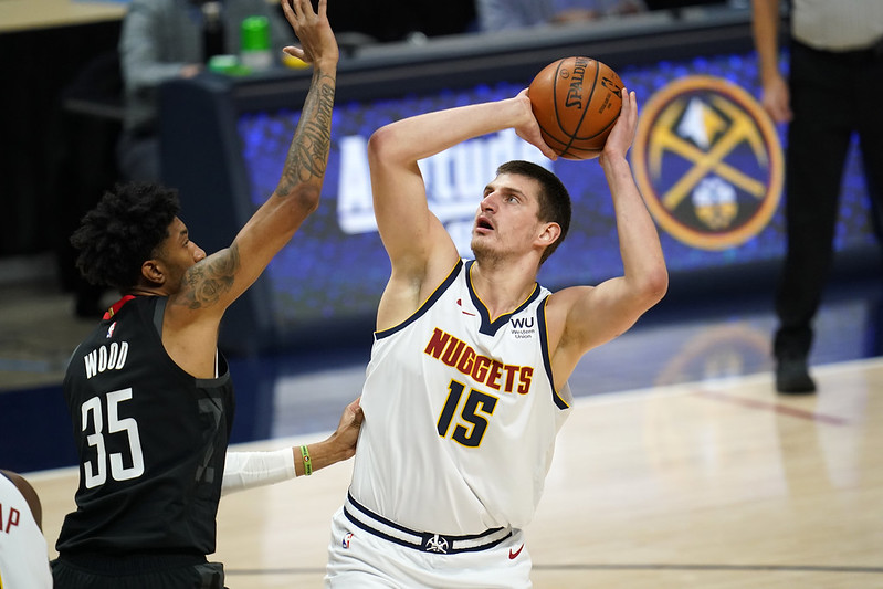 Jokic生涯第43次大三元　擋下火箭34分Harden