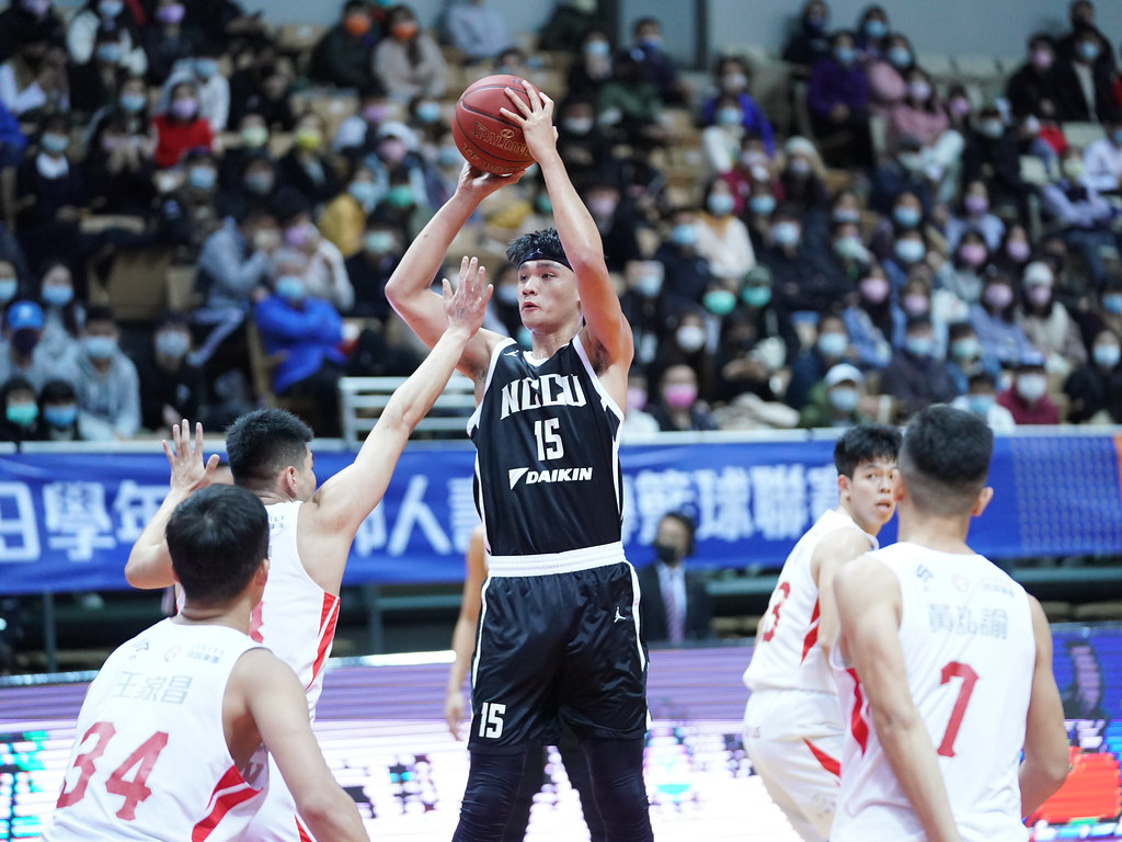 張鎮衙致勝3分球　政大5連勝進4強