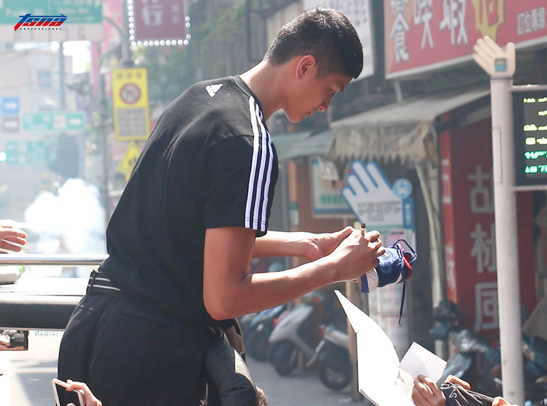 蔡宸綱化身師奶殺手　拍照、簽名絡繹不絕