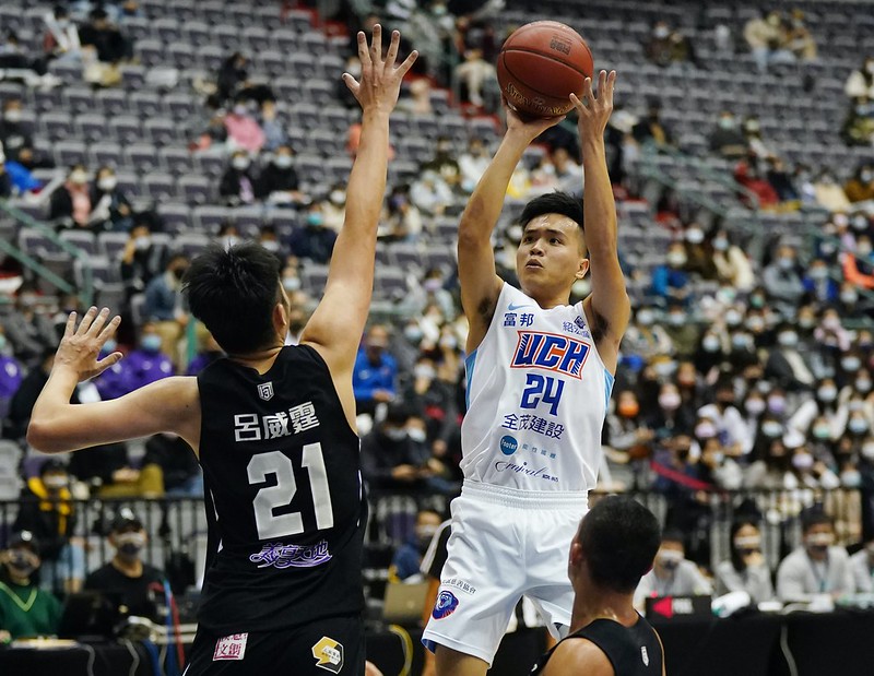 十字韌帶斷裂動刀　簡廷兆恐休9個月