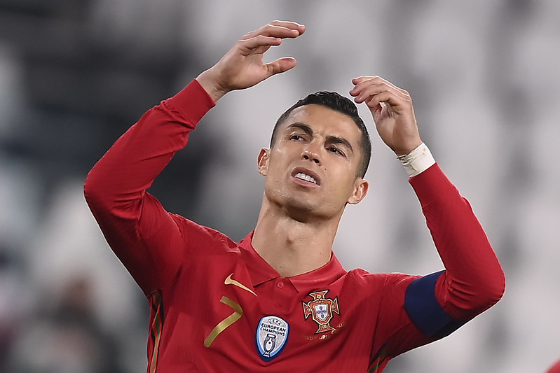 感覺全國被裁判懲罰　C羅怒丟隊長臂章