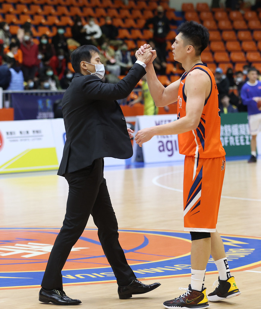璞園本季首連勝　顏行書變球迷