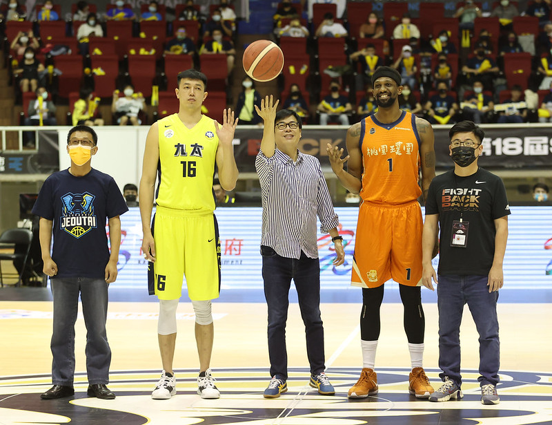 陳其邁開球加持　鳳山體育館上座率逼近8成