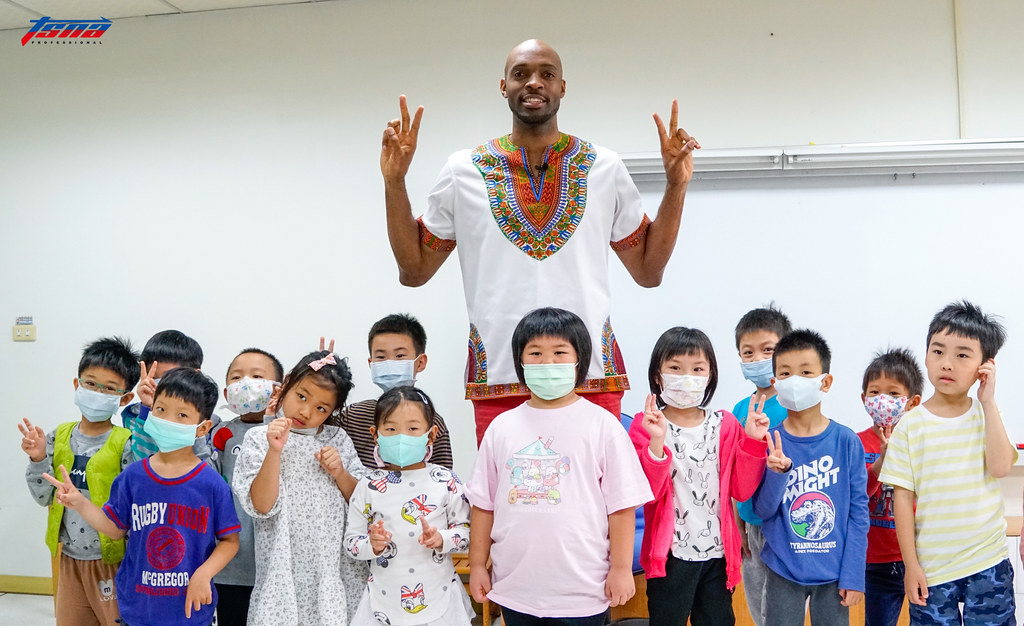 戴維斯成立協會　還想開辦學校