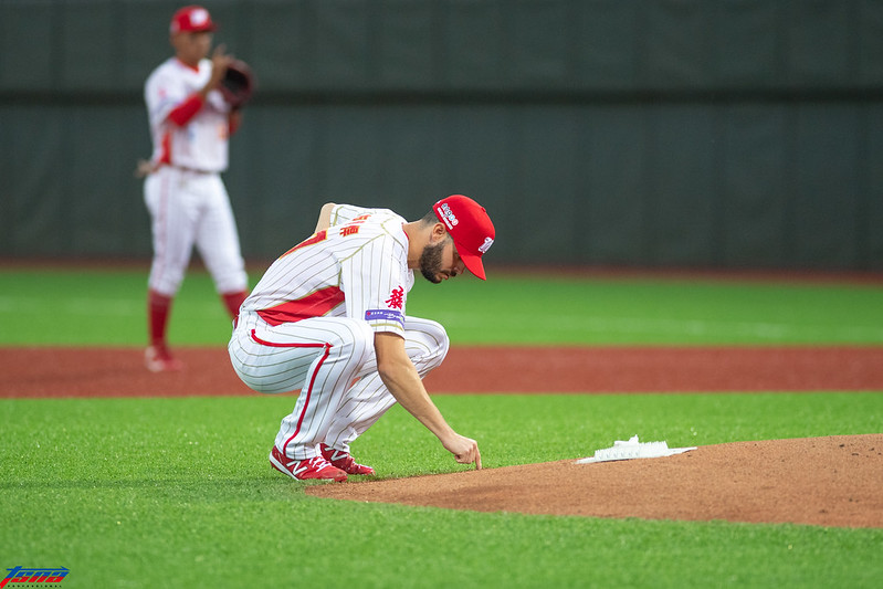 與韓賢熙相擁而笑　布里悍：他好像很高興