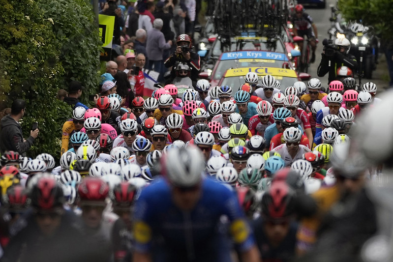 觀眾持標語跟祖父母打招呼　引發環法追撞事故