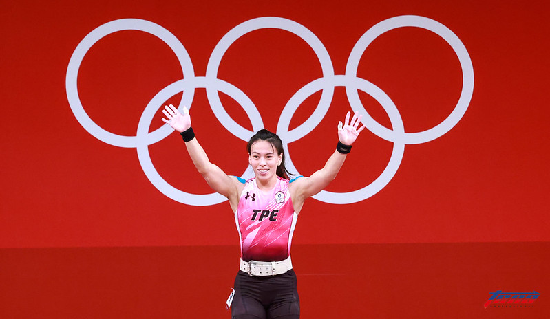 暖心！展運動家精神　郭婞淳扶日本選手入座