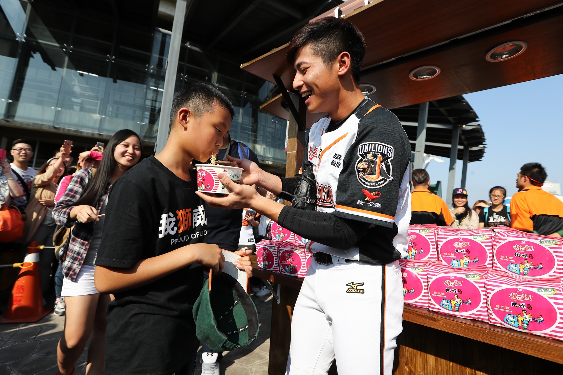 陳傑憲擔任麵館一日店長　現場瘋狂擠滿球迷