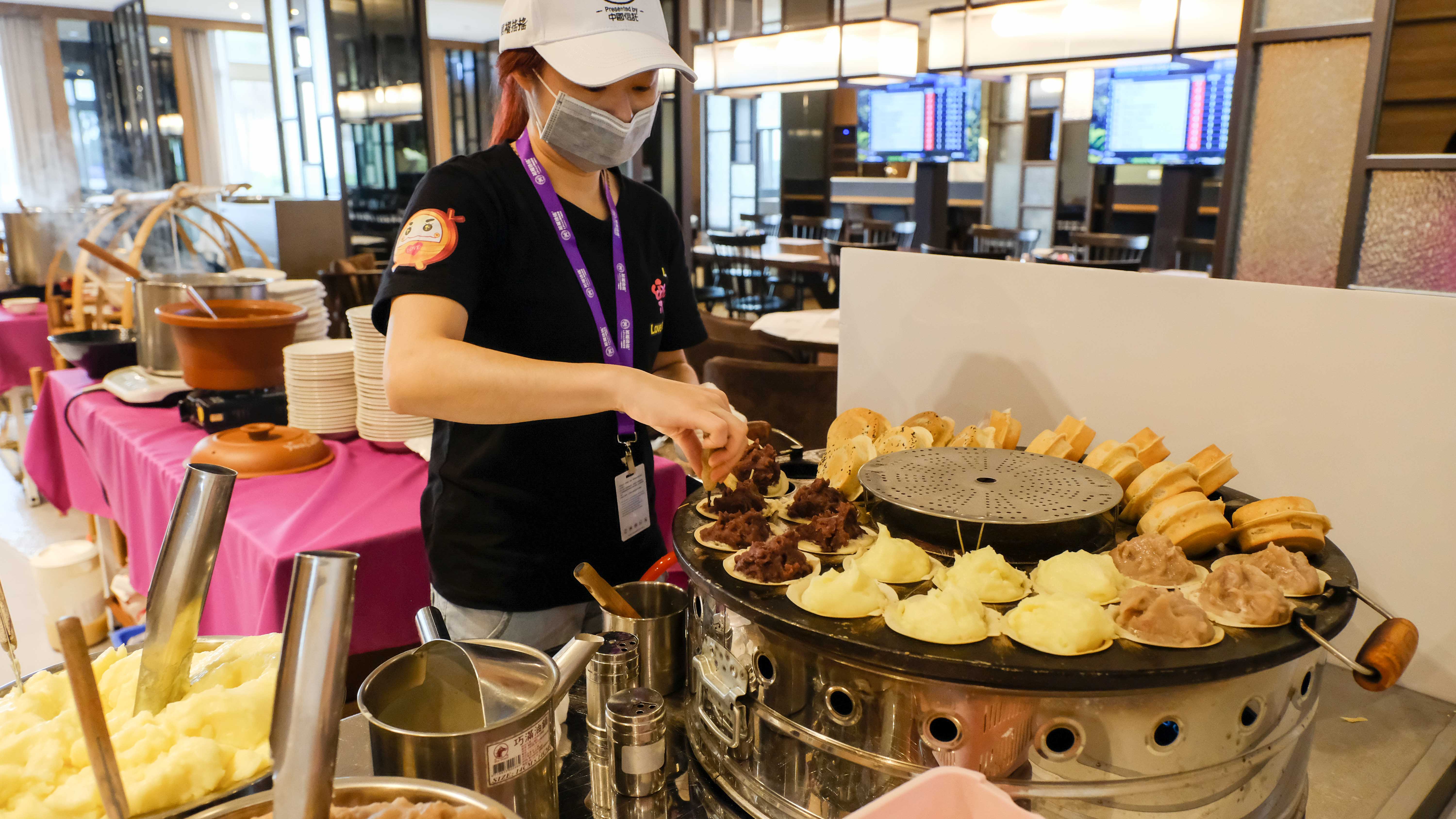 擔擔麵攤進駐　裙襬搖搖滿溢「台灣味」