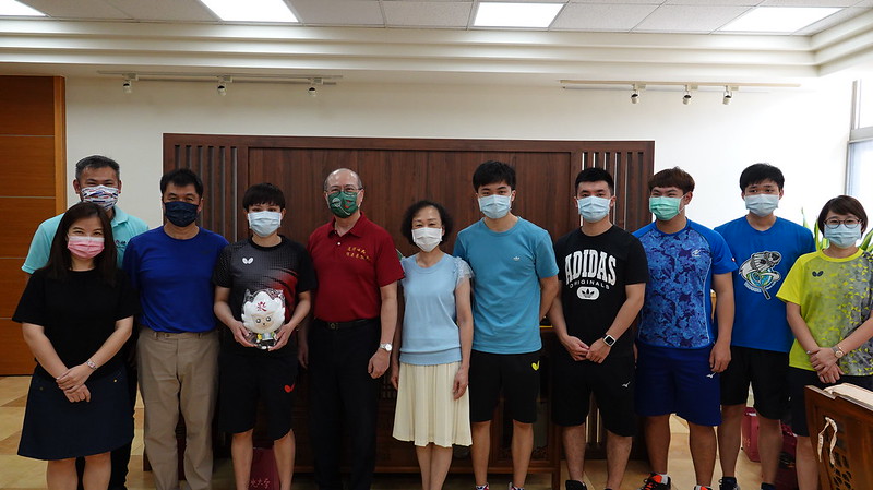 桌球銅牌林鄭配　拜會佛大校長何卓飛