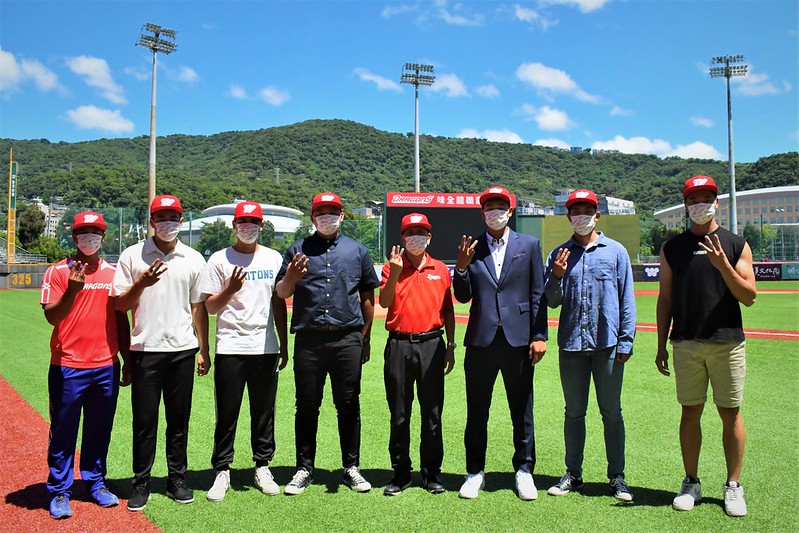 味全龍喜迎7小龍，由左至右：邱辰、張祐嘉、陳思仲、李展毅、領隊任中傑、曹祐齊、吳秉恩和張鈞宇。(味全龍提供)