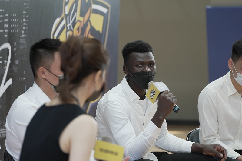 李學林帶頭出遊　阿巴西誤吃青蛙反胃