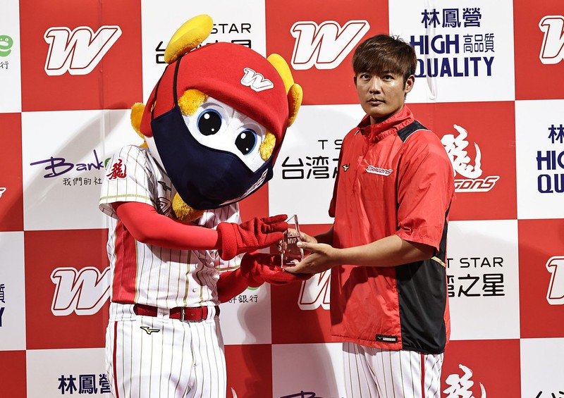 王維中投出返台最長局數　首度在球迷面前拿MVP