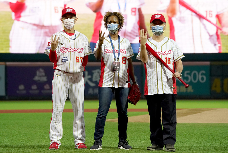 聖克里斯多福及尼維斯大使開球　哈菁絲：棒球讓我想起家鄉運動