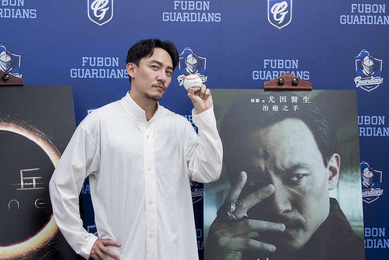 張震展現棒球底子　穿釘鞋站投手丘飆好球