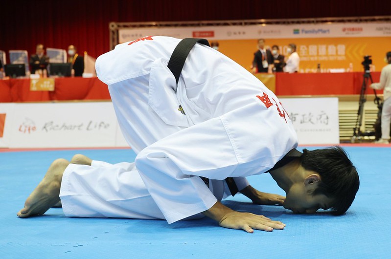 台灣隊長最後一舞　劉威廷親吻地板告別跆拳道