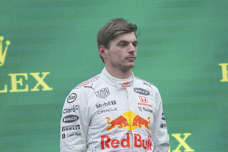 差點又車禍　Verstappen怒罵Hamilton：愚蠢白癡