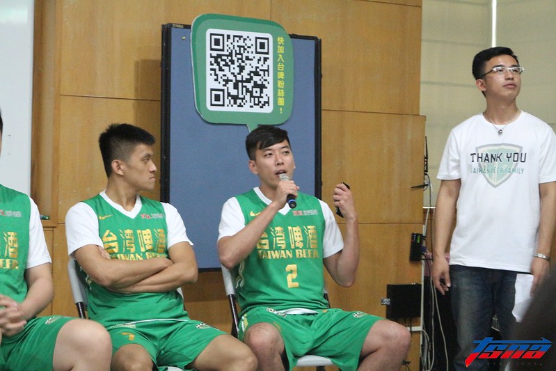 吳奉晟手持麥克風。（行大昀／攝）