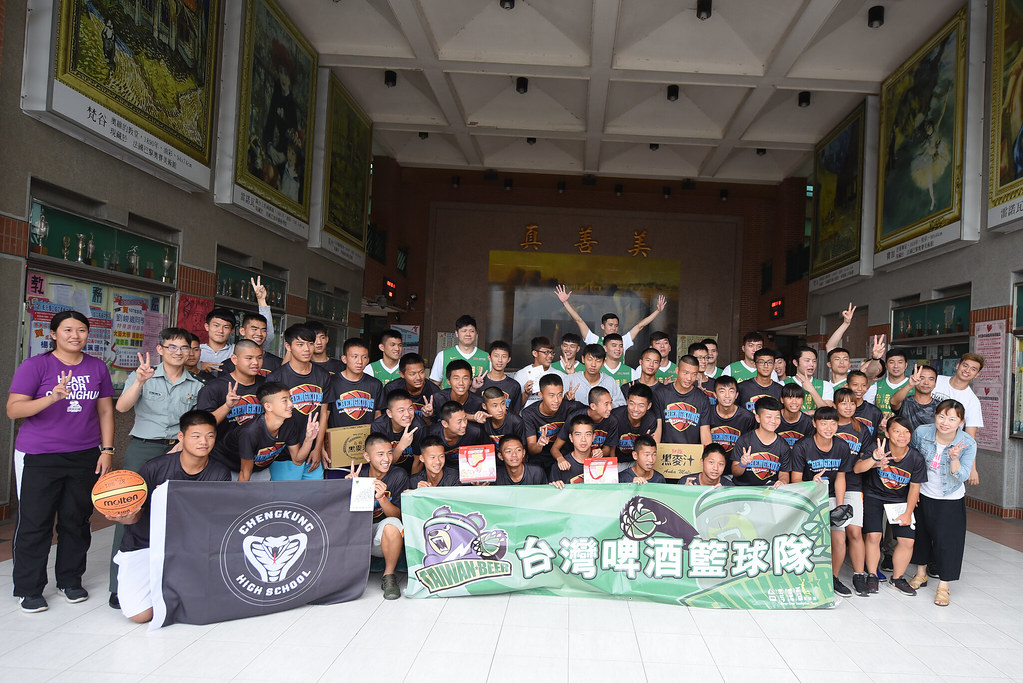 台灣啤酒籃球隊和成功高中籃球隊合照。（台灣啤酒籃球隊提供）