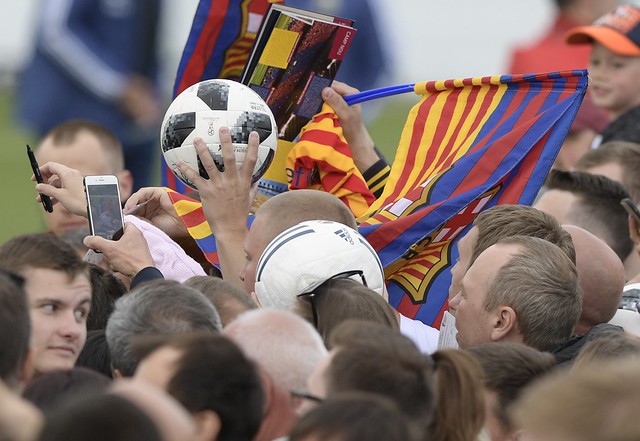 球迷在Messi結束練球後搶著要簽名。（AFP授權）