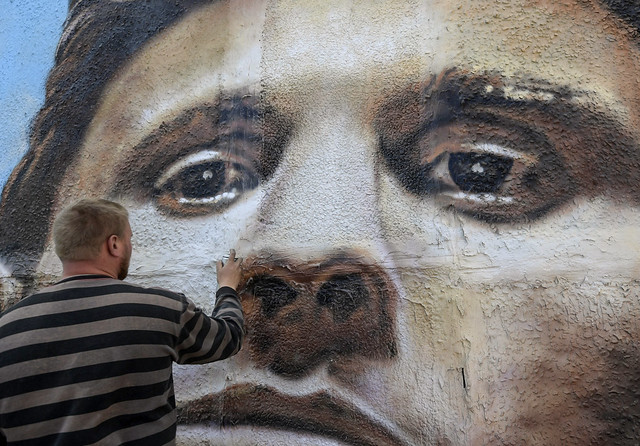 街頭藝術家在布龍尼齊市製作Messi的壁畫。（AFP授權）