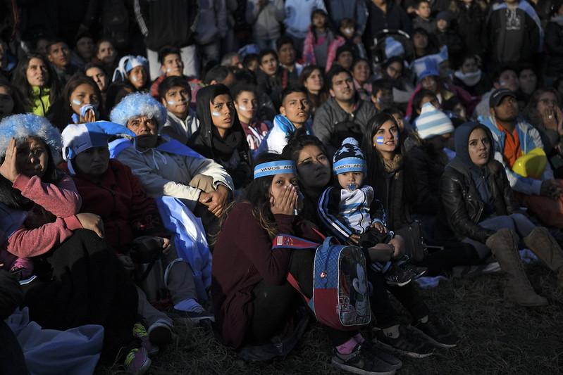 阿根廷氣氛凝重地看比賽。(AFP授權)