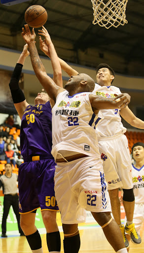 泰勒吃虧沒響哨 裕隆無話可說